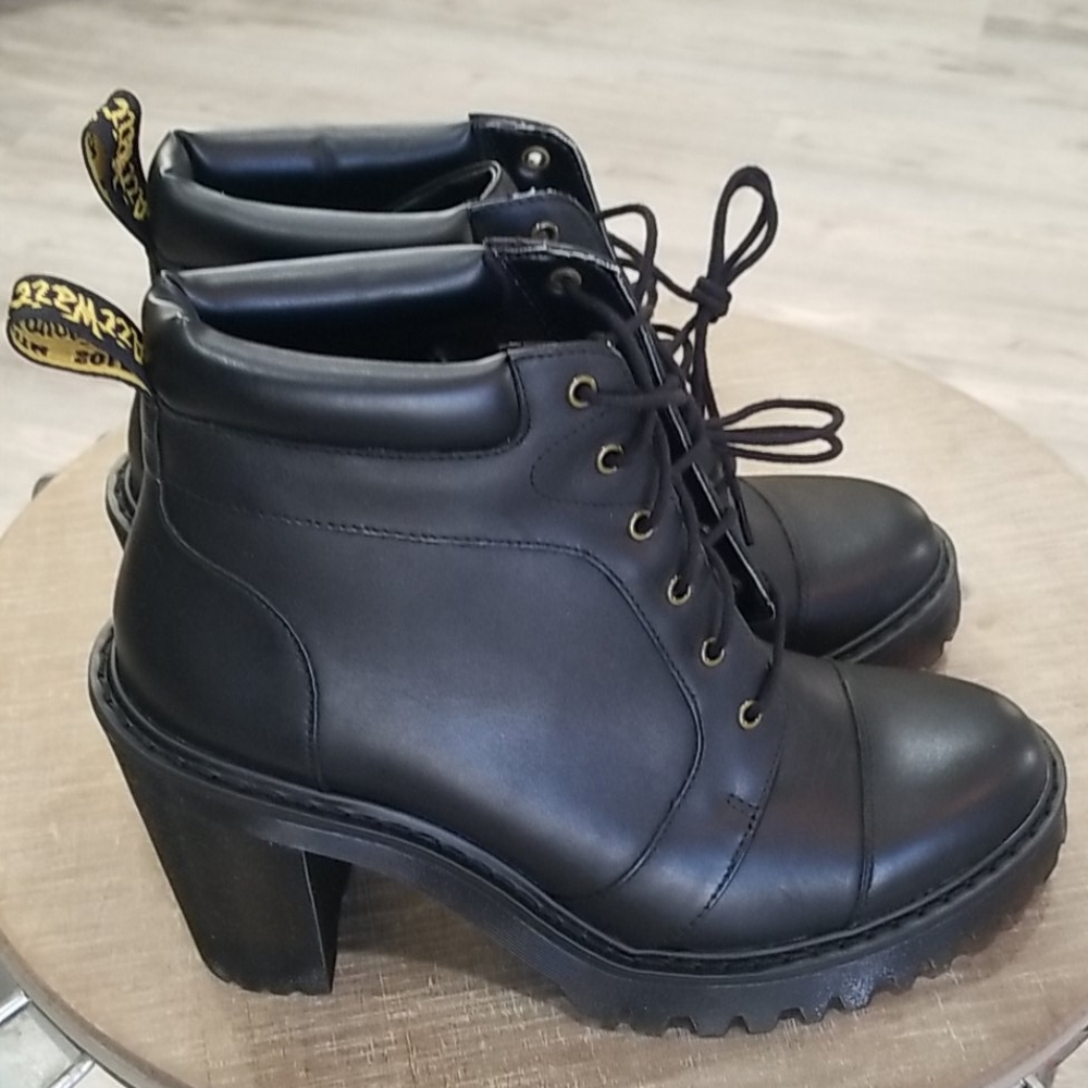 *NEW* DR. MARTENS AVERIL/BLACK